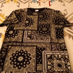 Men's Black and Gold Paisley Short Sleeve Shirt